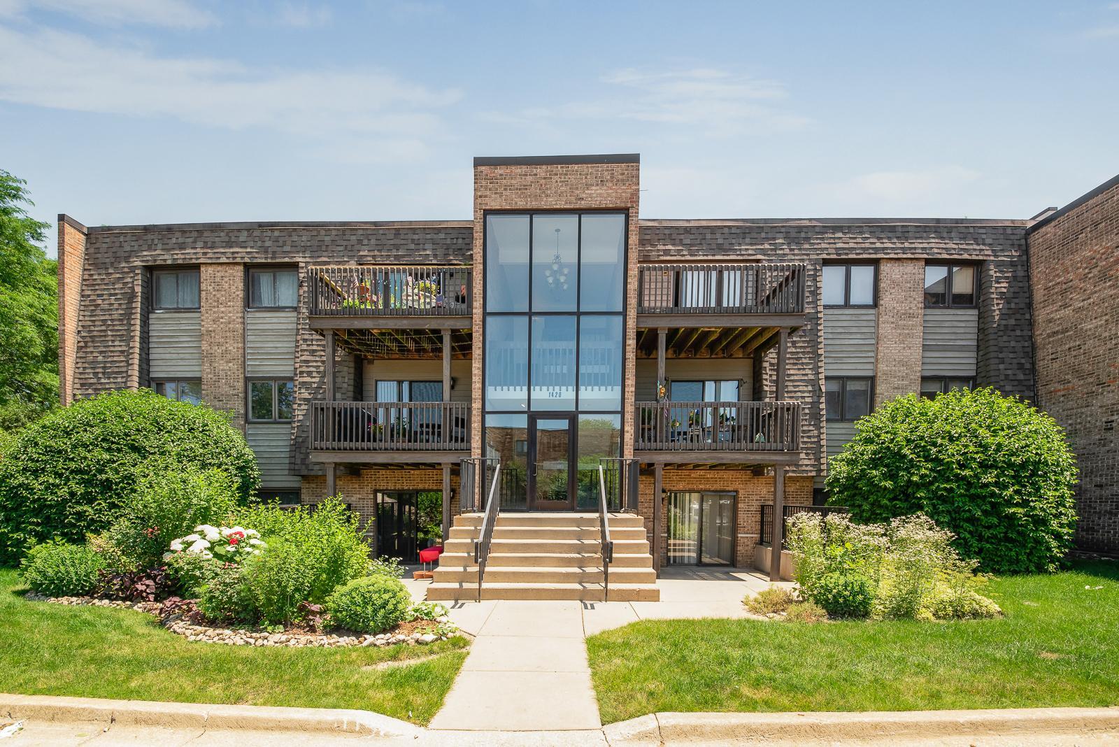 Homes for sale in Wheaton, IL | 1420 Stonebridge Cir #5N, Wheaton, IL 60189 | MLS# 12671379