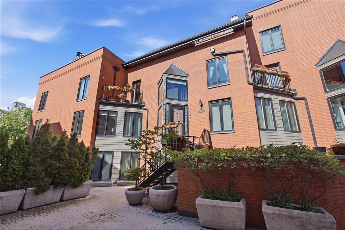 Homes for sale in Chicago, IL | 1608 N St Michaels Ct, Chicago, IL 60614 | MLS# 12671637
