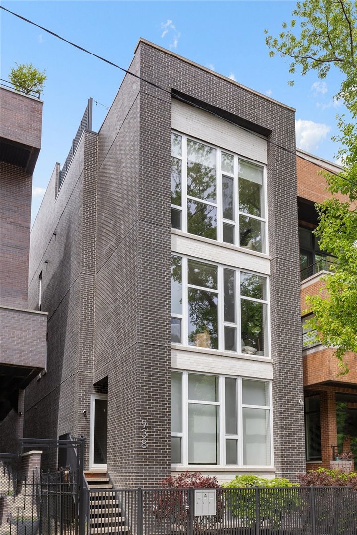Homes for sale in Chicago, IL | 938 N Winchester Ave #3, Chicago, IL 60622 | MLS# 12672550