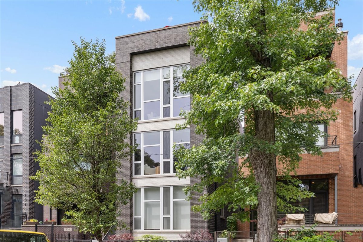 Homes for sale in Chicago, IL | 938 N Winchester Ave #3, Chicago, IL 60622 | MLS# 12672550