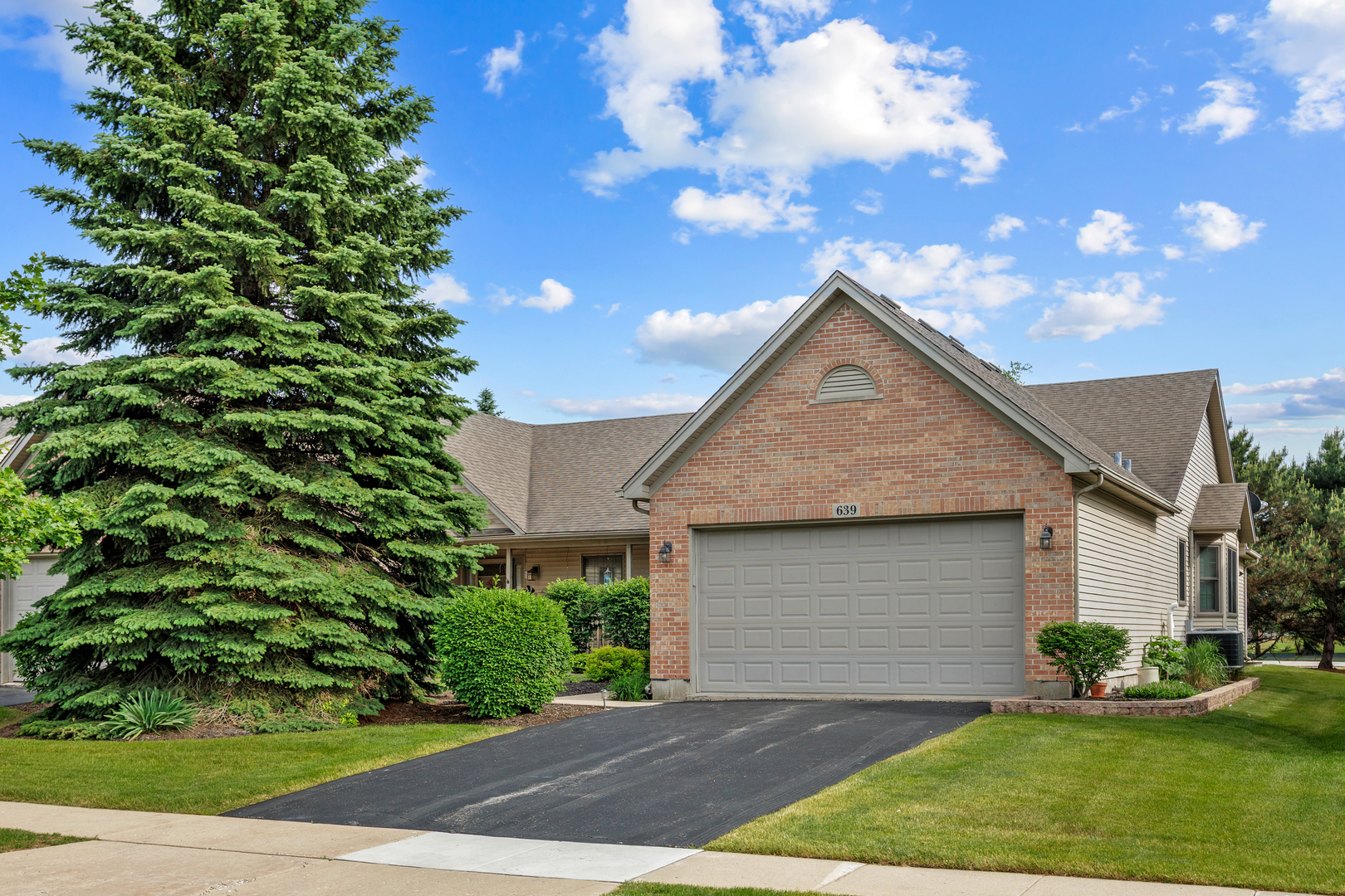 Homes for sale in Hampshire, IL | 639 Hampshire Dr, Hampshire, IL 60140 | MLS# 12673065