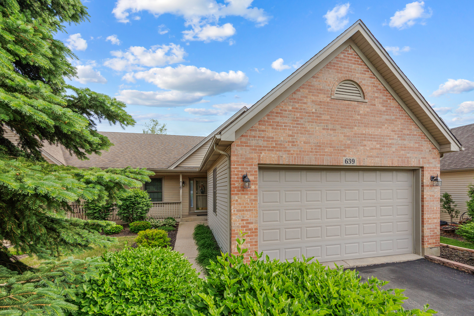 Homes for sale in Hampshire, IL | 639 Hampshire Dr, Hampshire, IL 60140 | MLS# 12673065