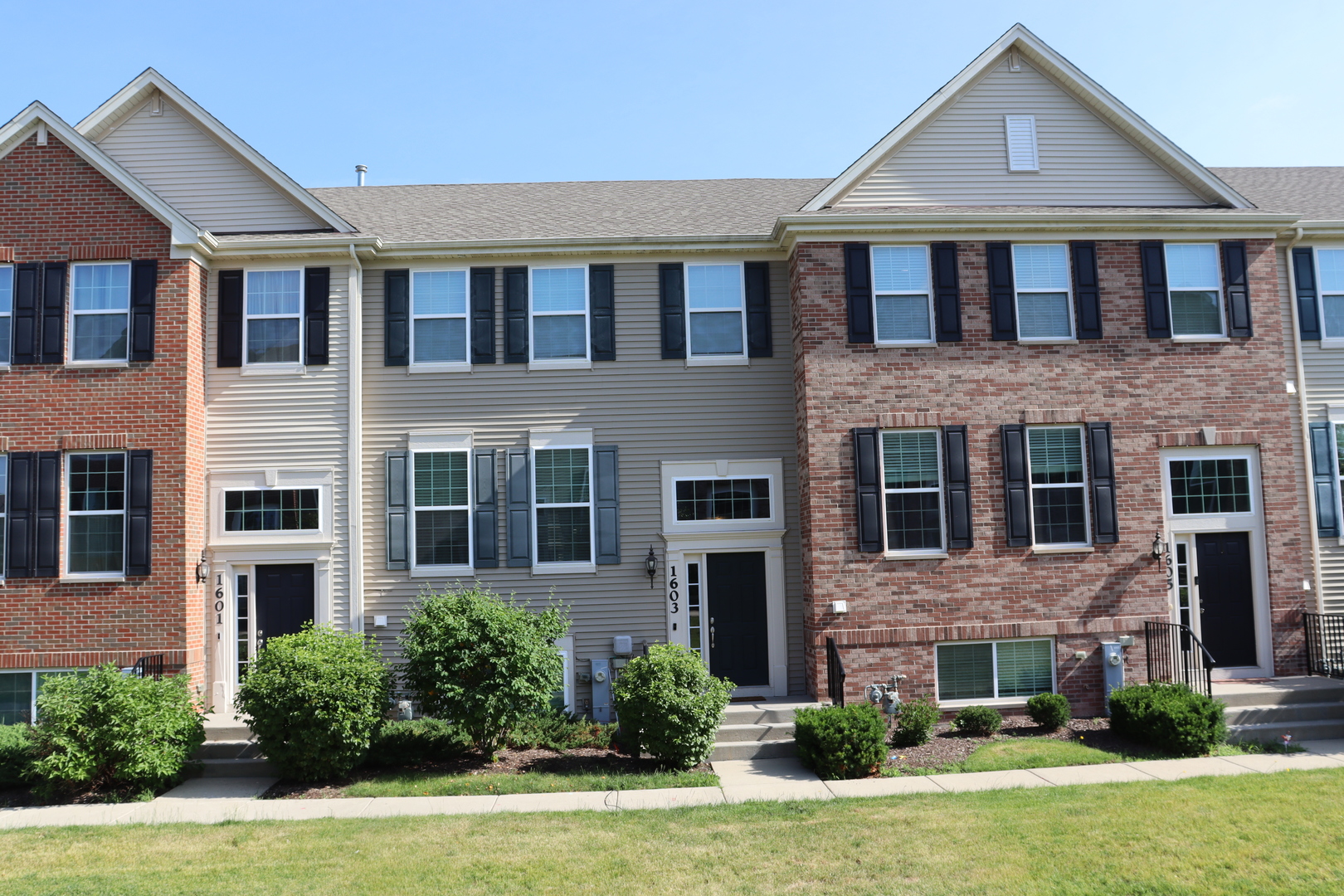 Homes for sale in South Elgin, IL | 1603 Deer Pointe Dr, South Elgin, IL 60177 | MLS# 12673688