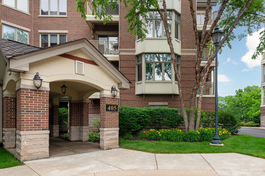Homes for sale in Lincolnshire, IL | 405 Village Green Ct #304, Lincolnshire, IL 60069 | MLS# 12674610