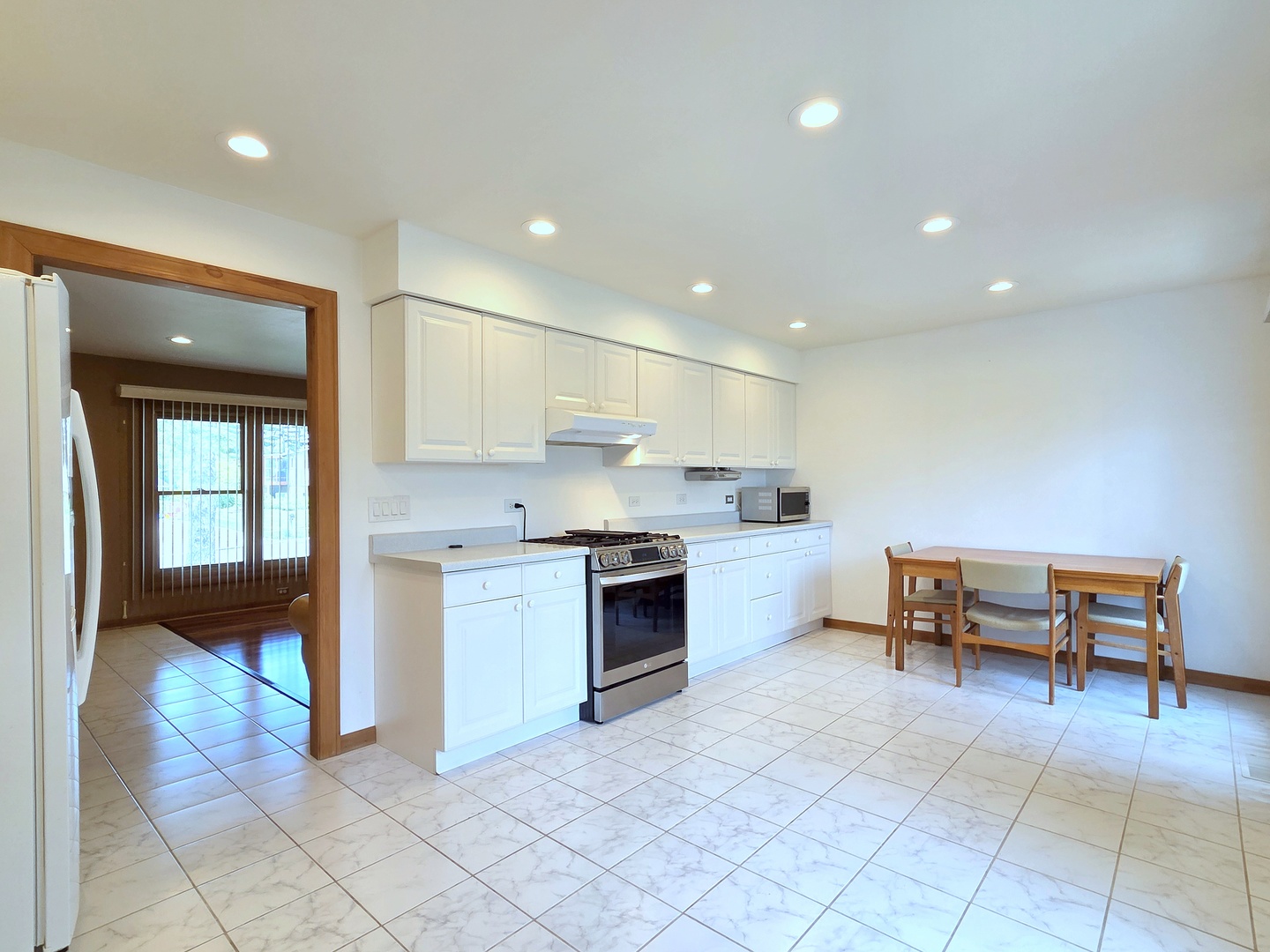4th image of 21W105 Flamingo Ln, Lombard, IL 60148 | MLS# 12675398