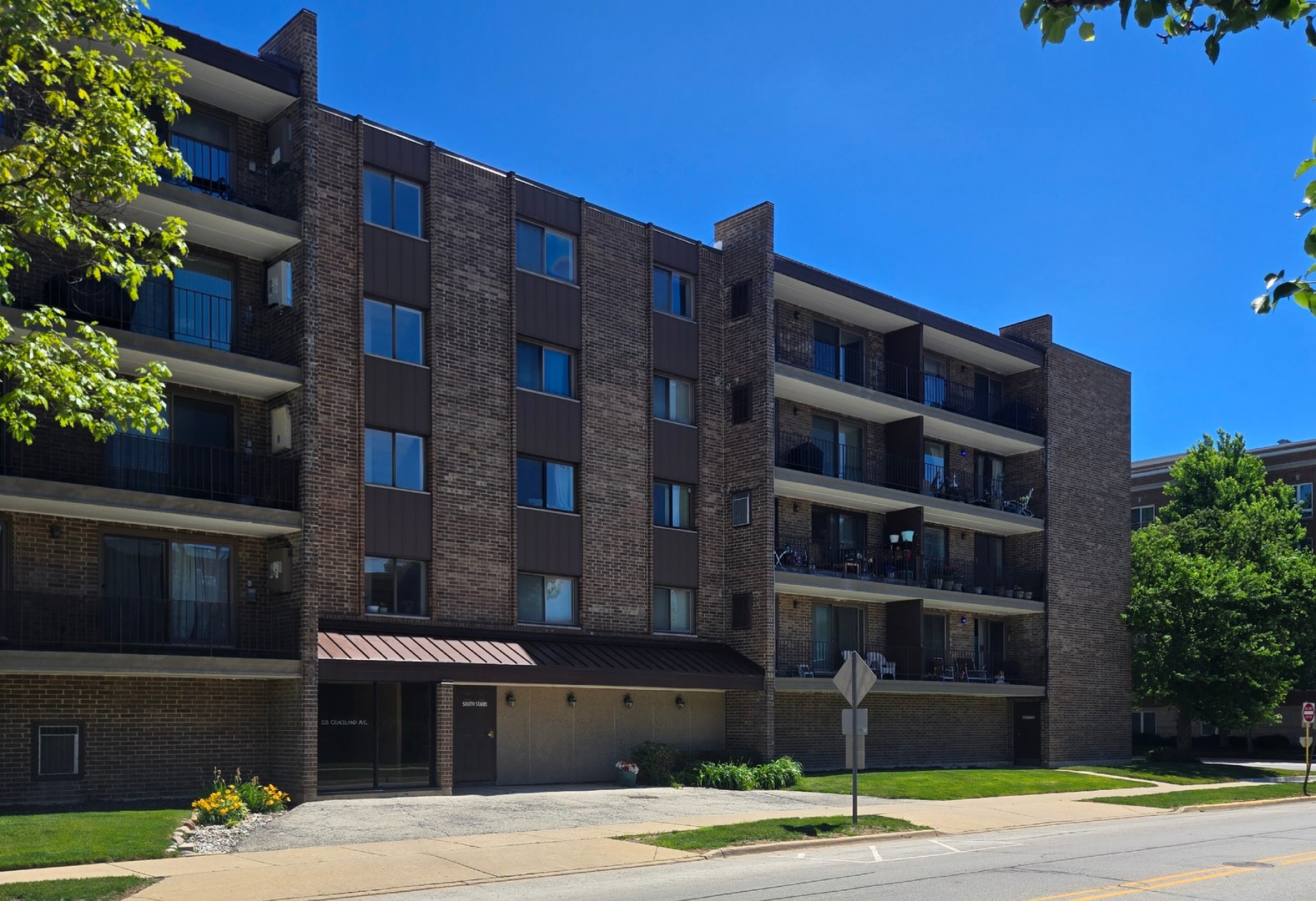Homes for sale in Des Plaines, IL | 828 Graceland Ave #404, Des Plaines, IL 60016 | MLS# 12675430