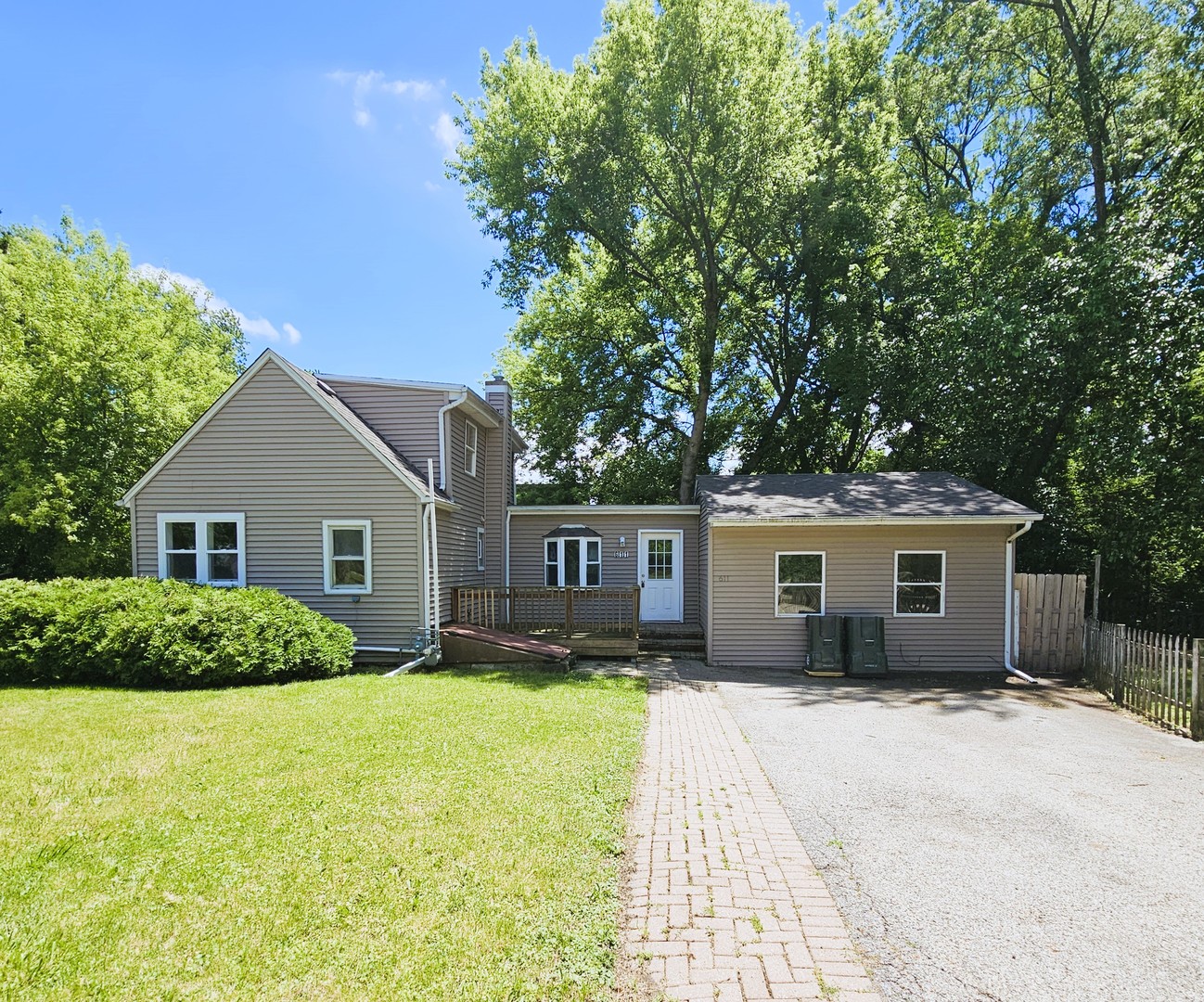 Homes for sale in Round Lake Beach, IL | 611 Golfview Dr, Round Lake Beach, IL 60073 | MLS# 12675803