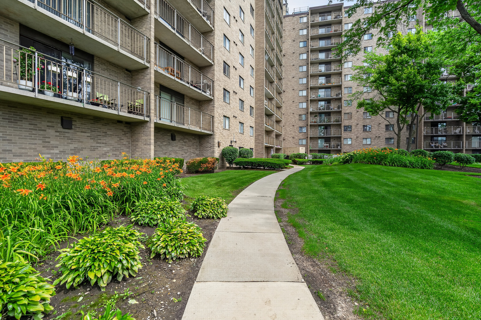 Homes for sale in Willowbrook, IL | 6340 Americana Dr, Willowbrook, IL 60527