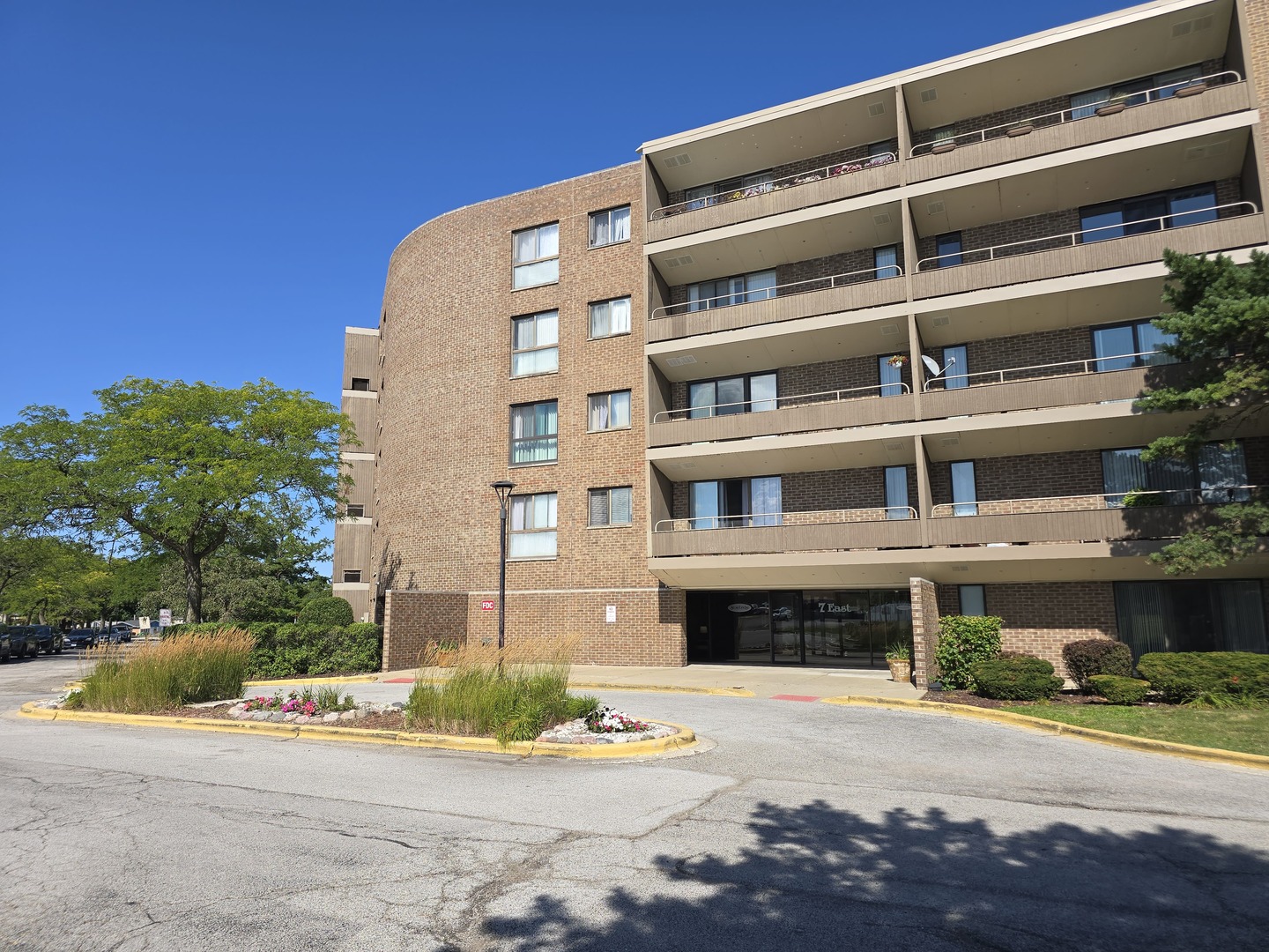 2nd image of 7 E Carriageway Dr, Hazel Crest, IL 60429