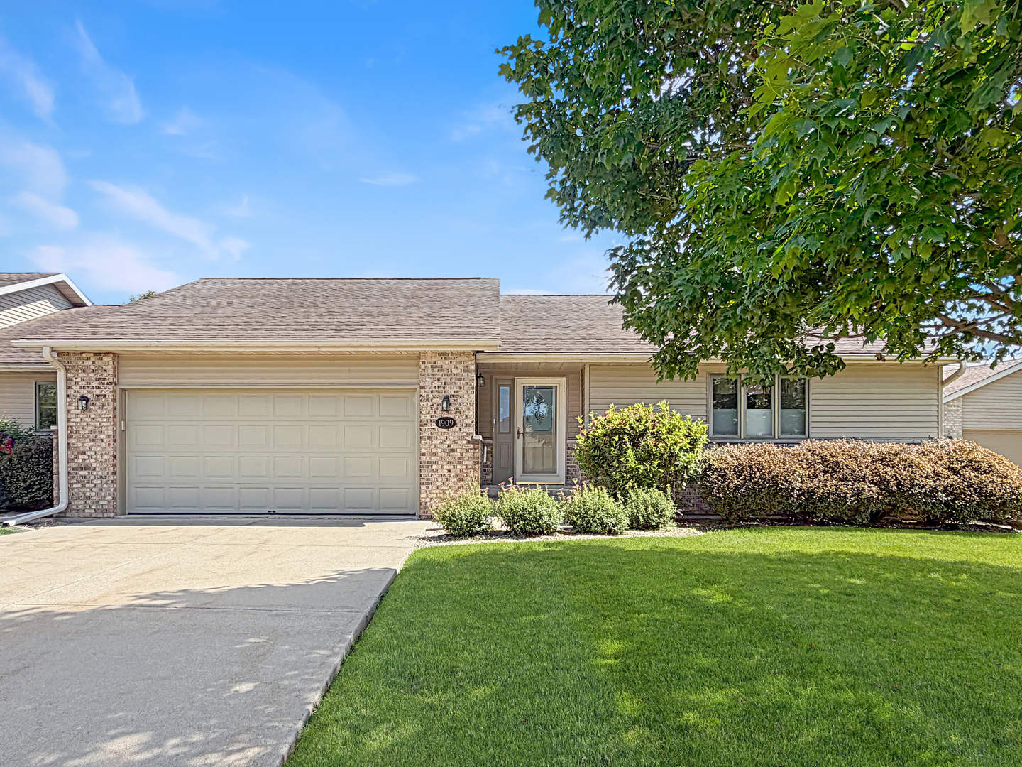 Homes for sale in Freeport, IL | 1909 Comanche Ct #11, Freeport, IL 61032 | MLS# 12677189