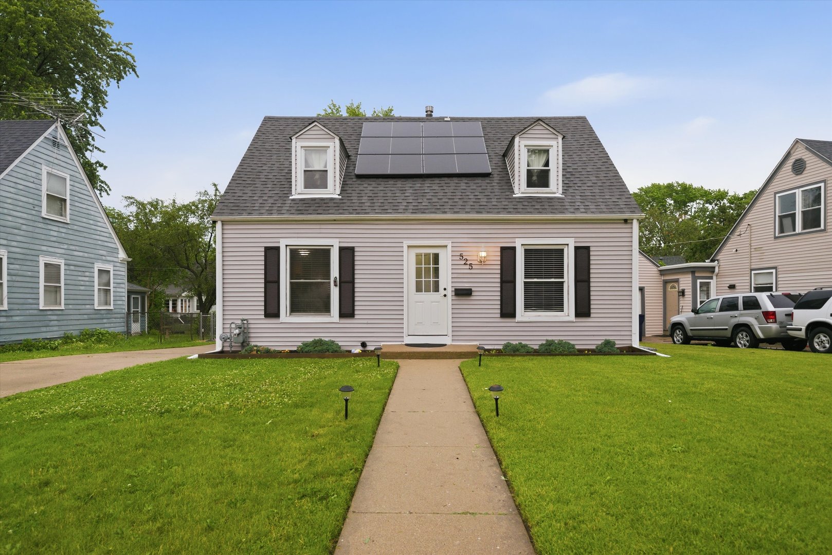 Homes for sale in Elgin, IL | 525 Sunset Dr, Elgin, IL 60123 | MLS# 12677404