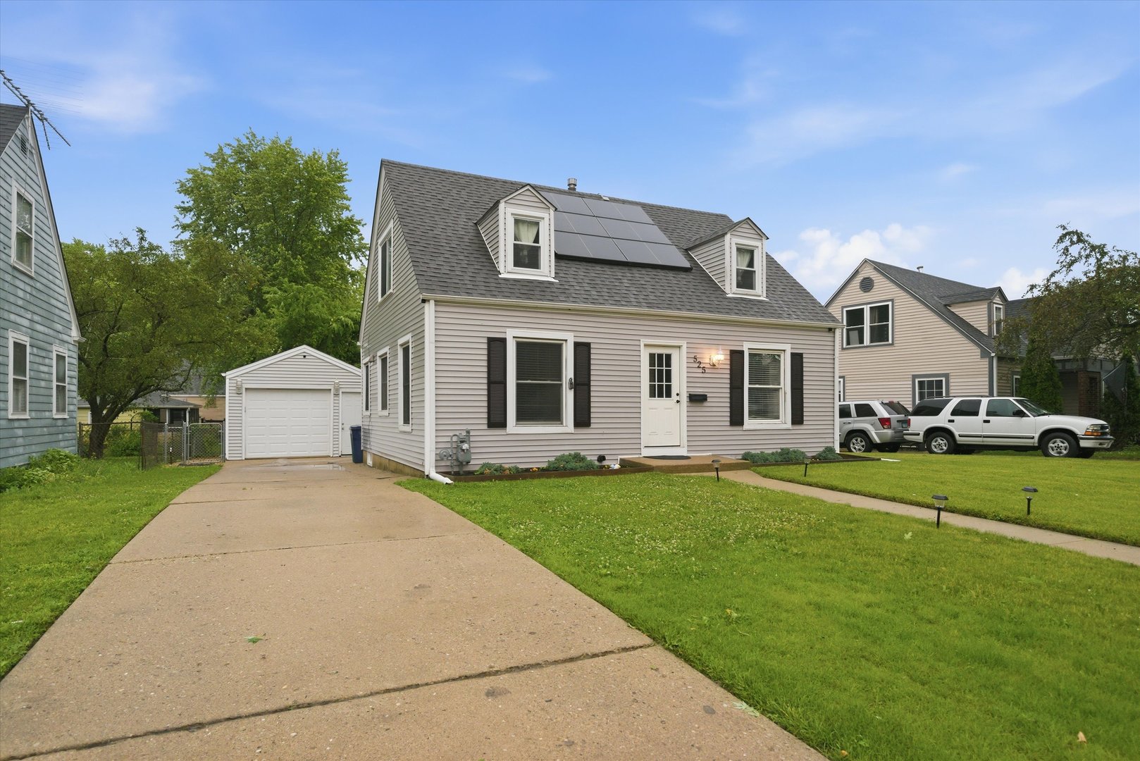 Homes for sale in Elgin, IL | 525 Sunset Dr, Elgin, IL 60123 | MLS# 12677404