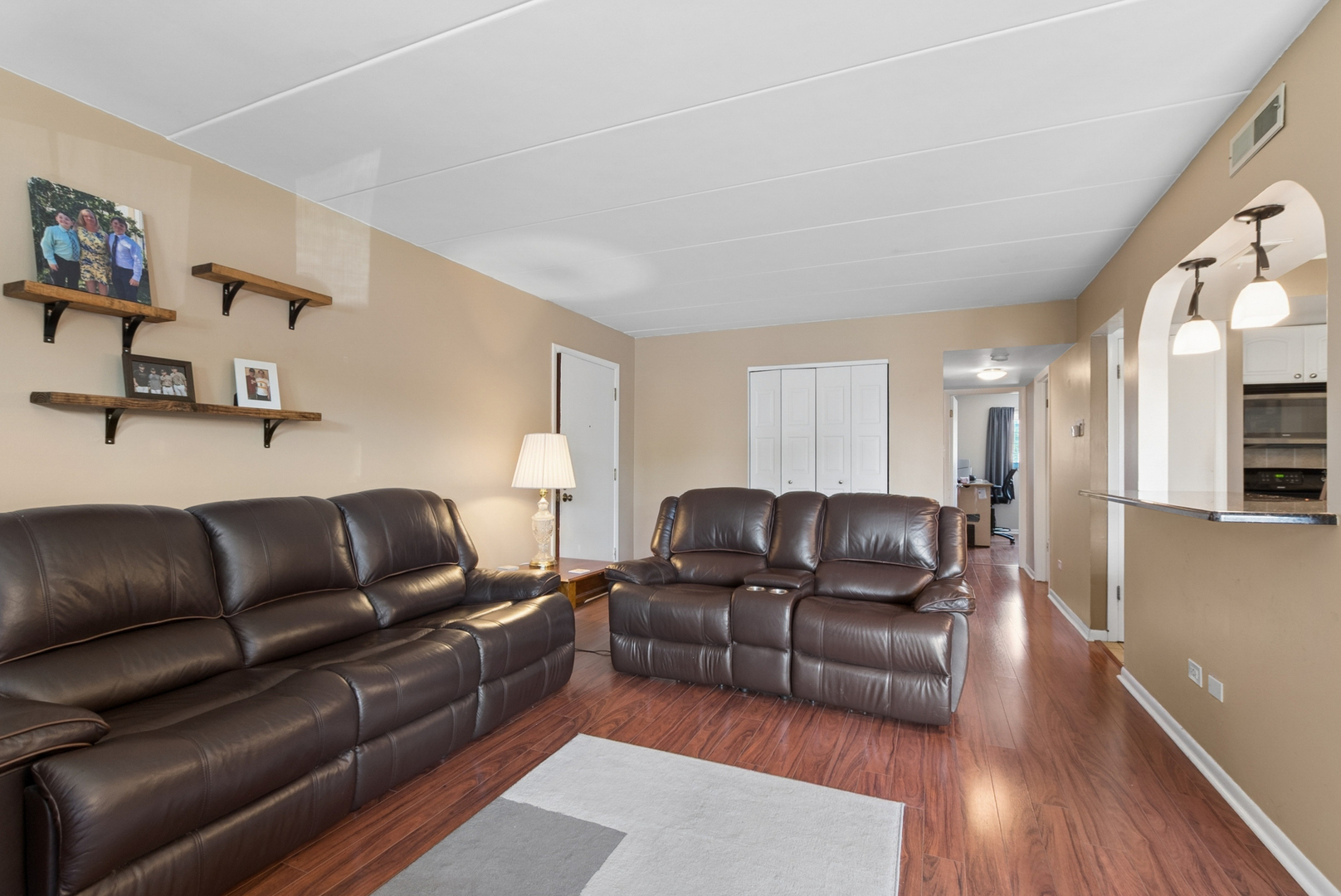 Homes for sale in Hickory Hills, IL | 9111 S Roberts Rd, Hickory Hills, IL 60457