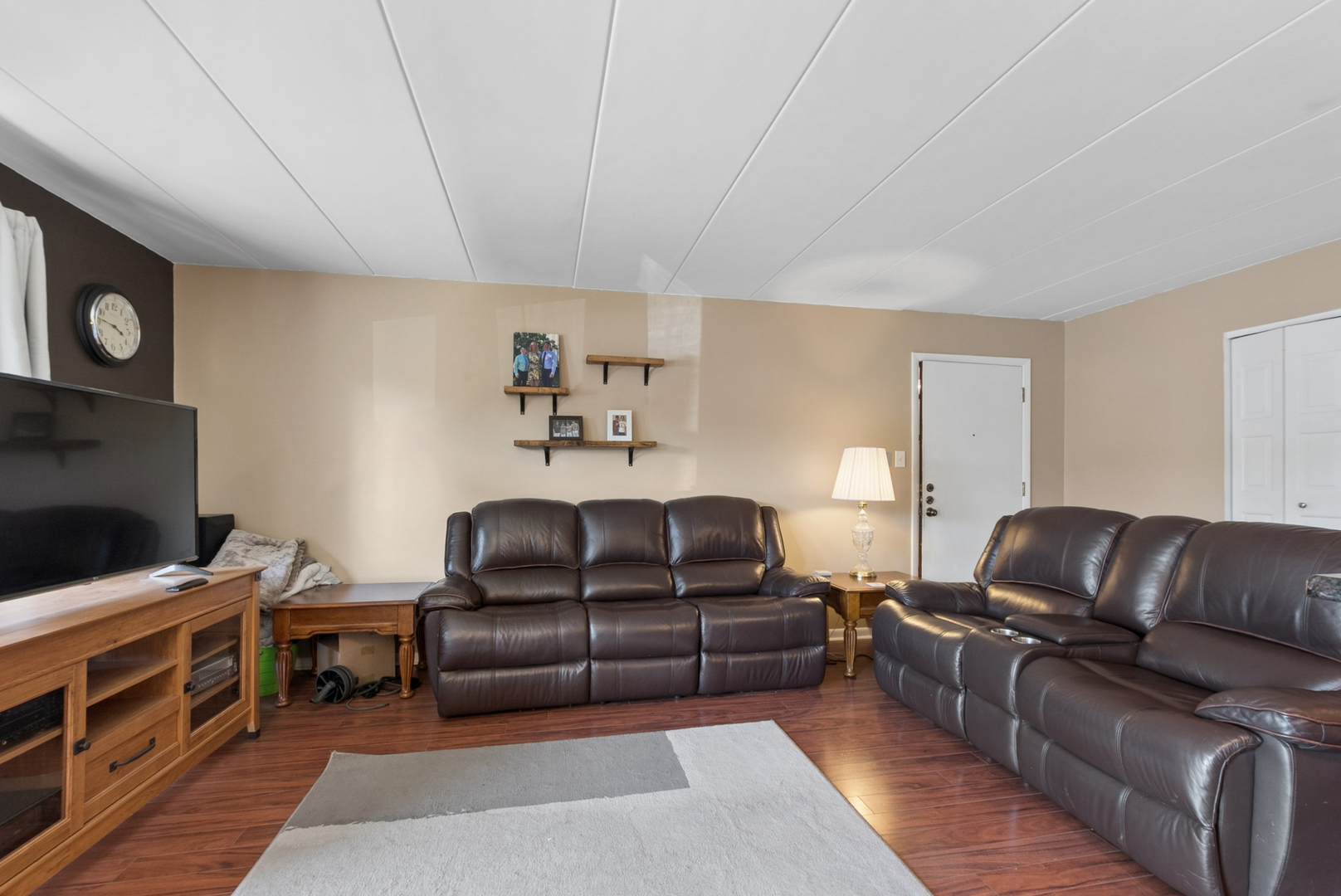 Homes for sale in Hickory Hills, IL | 9111 S Roberts Rd, Hickory Hills, IL 60457