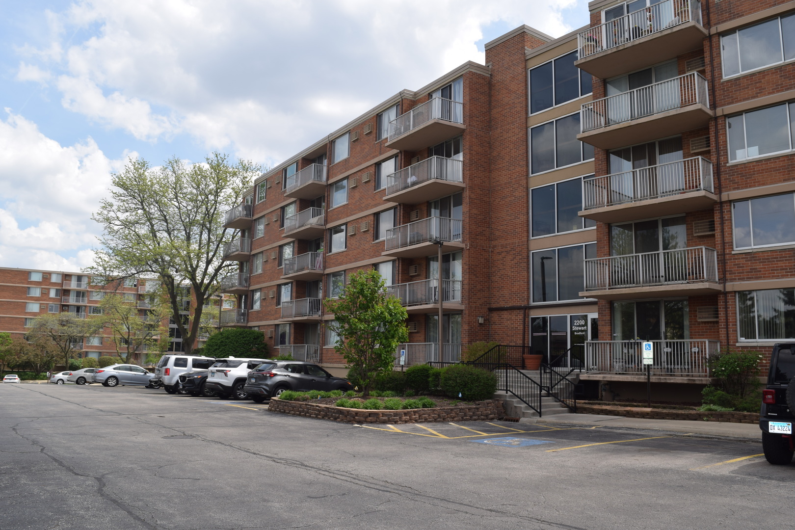 Homes for sale in Lombard, IL | 2200 S Stewart Ave #2F, Lombard, IL 60148 | MLS# 12678769