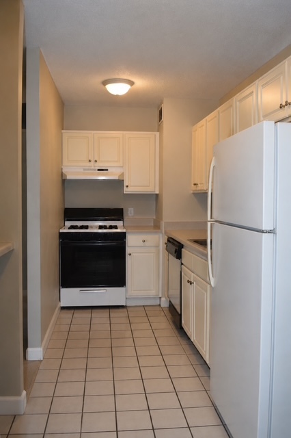 Homes for sale in Lombard, IL | 2200 S Stewart Ave #2F, Lombard, IL 60148 | MLS# 12678769