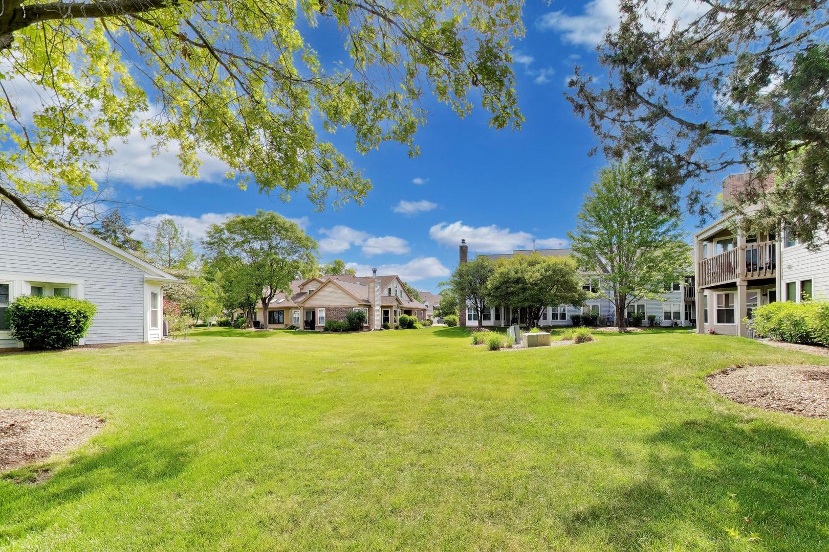 Homes for sale in Buffalo Grove, IL | 40 Willow Parkway, Buffalo Grove, IL 60089 | Houzeo