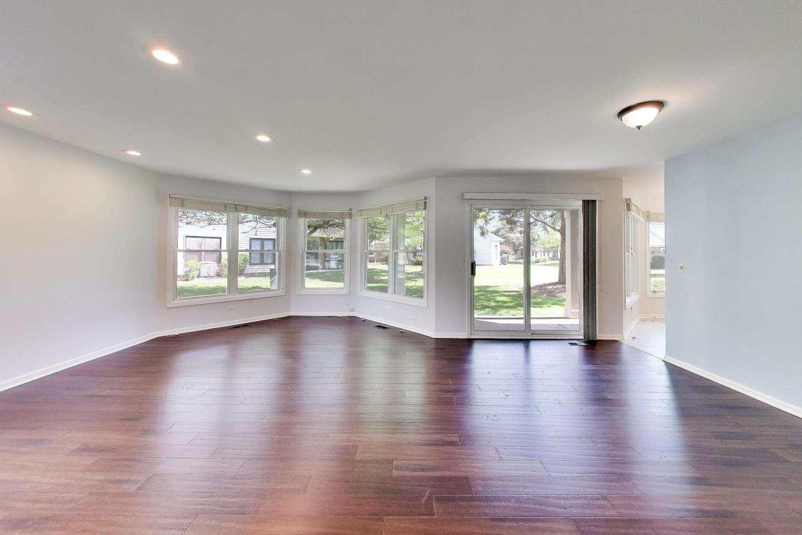 Homes for sale in Buffalo Grove, IL | 40 Willow Pkwy, Buffalo Grove, IL 60089