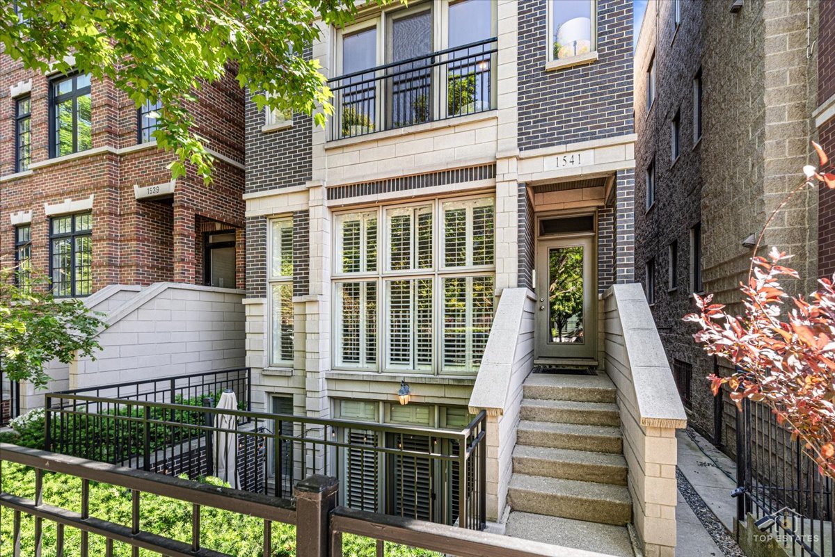 Homes for sale in Chicago, IL | 1541 W Montana St #2, Chicago, IL 60614 | MLS# 12679107