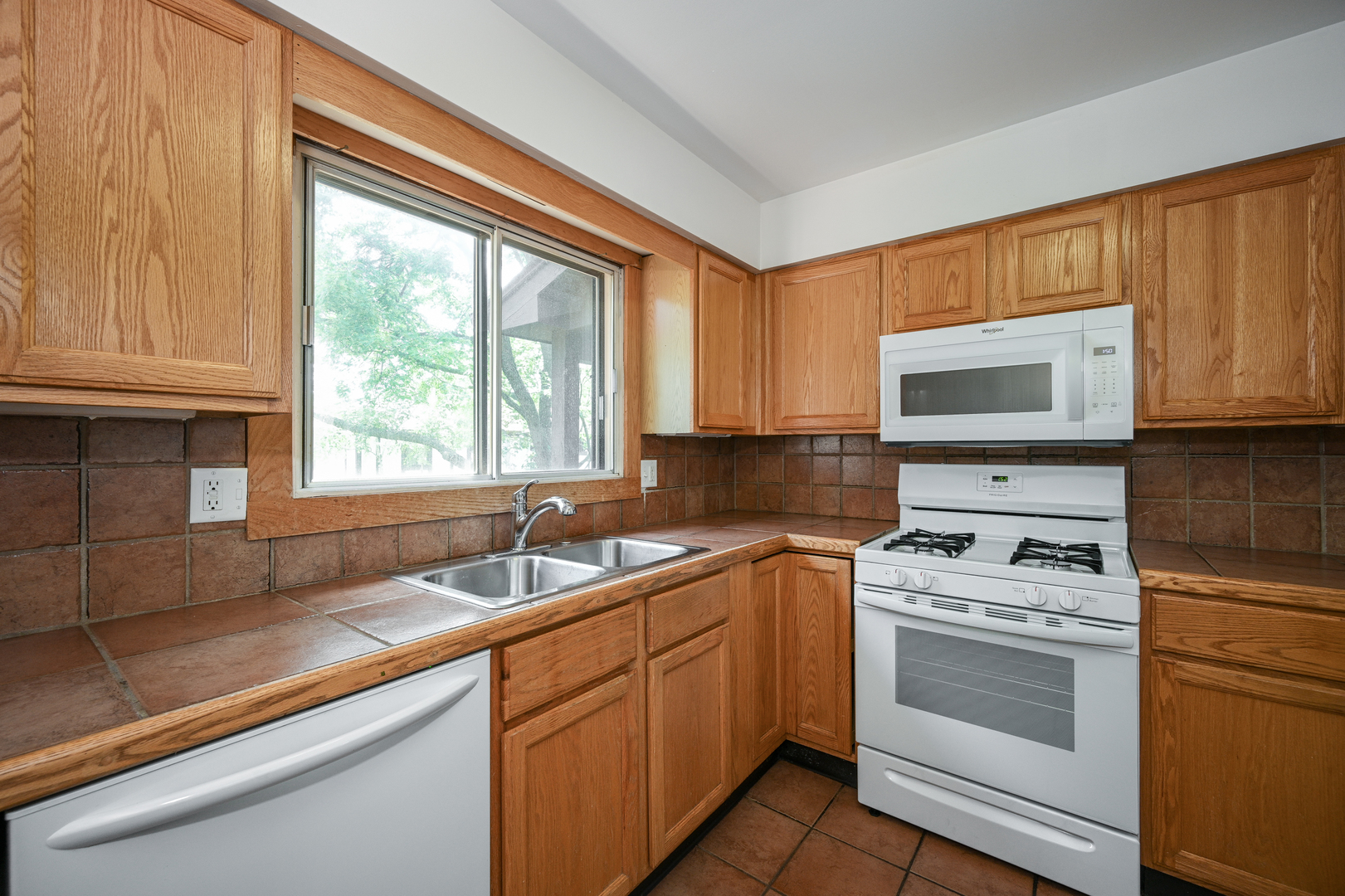 Homes for sale in Wheaton, IL | 880 Johnstown Ln, Wheaton, IL 60187