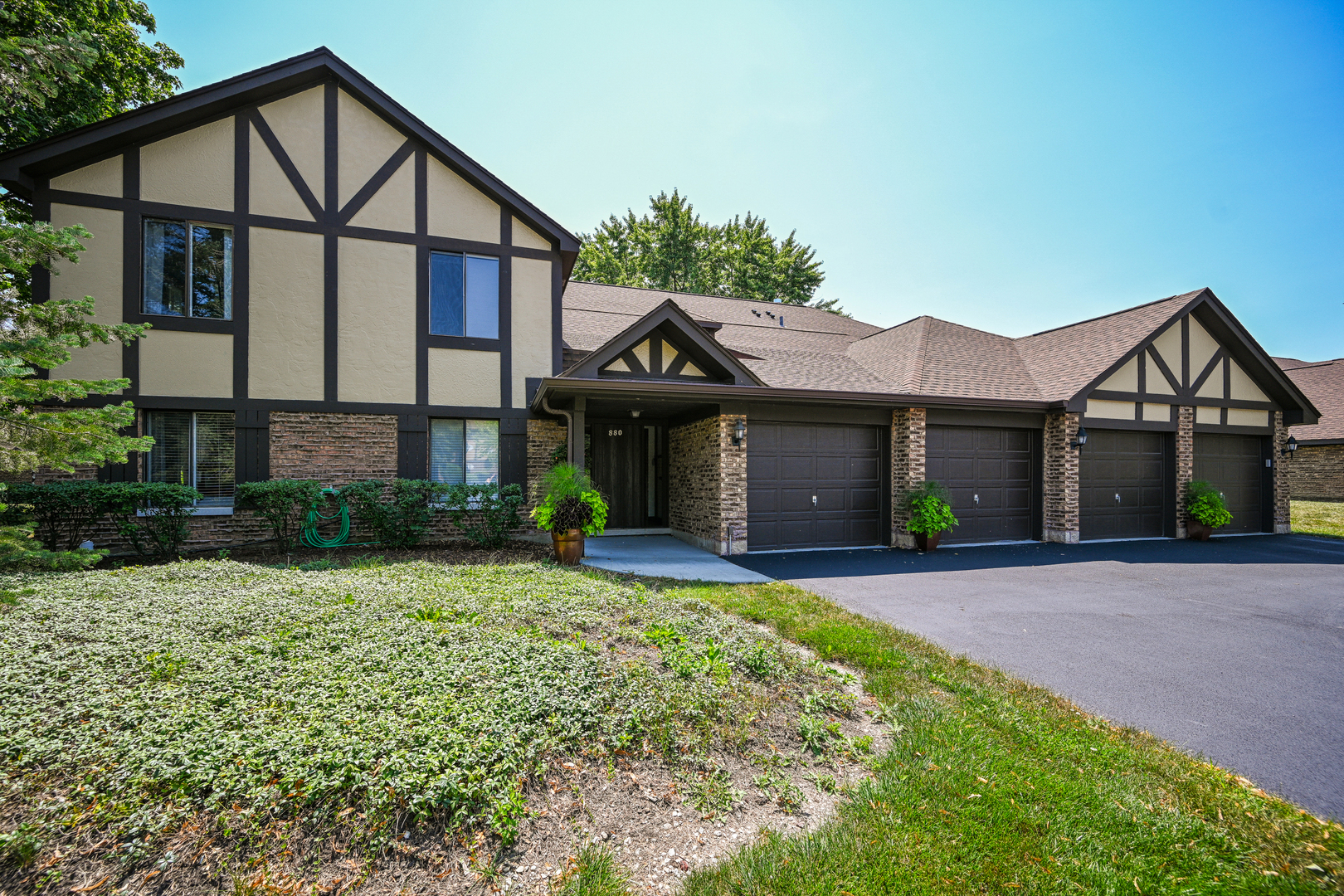 Homes for sale in Wheaton, IL | 880 Johnstown Ln, Wheaton, IL 60187