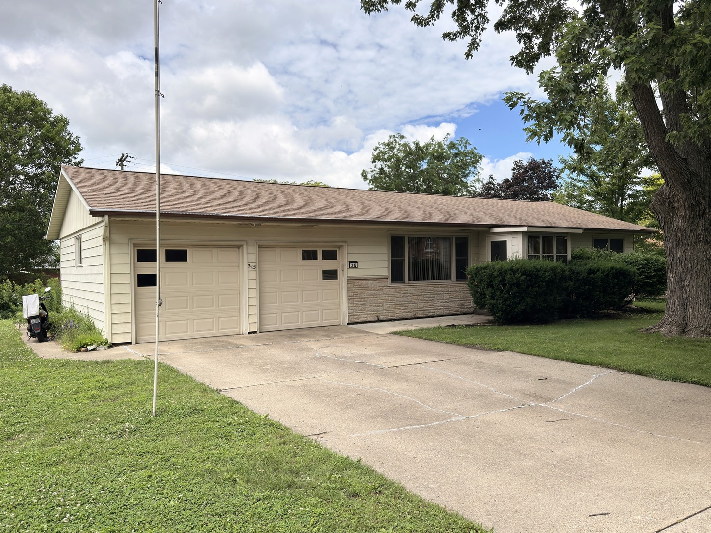 Homes for sale in Bloomington, IL | 315 Mecherle Dr, Bloomington, IL 61701 | MLS# 12679610