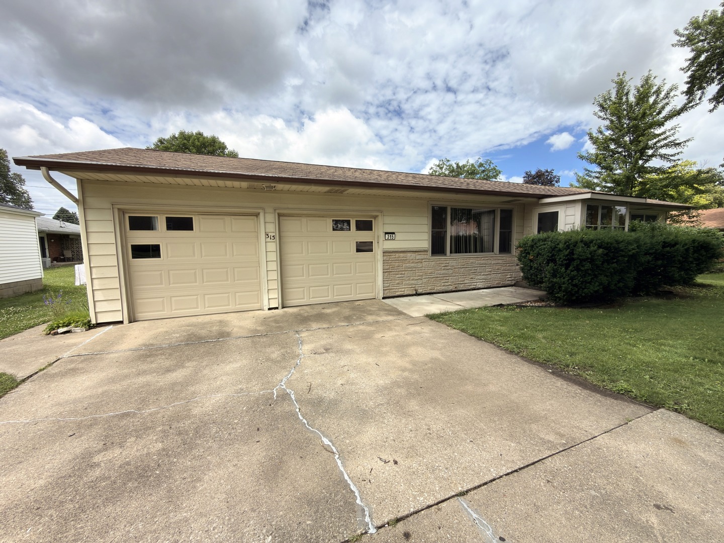 Homes for sale in Bloomington, IL | 315 Mecherle Dr, Bloomington, IL 61701 | MLS# 12679610