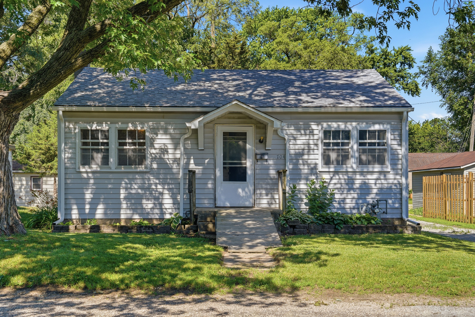 Homes for sale in Rock Falls, IL | 704 6th Ave, Rock Falls, IL 61071 | MLS# 12680081