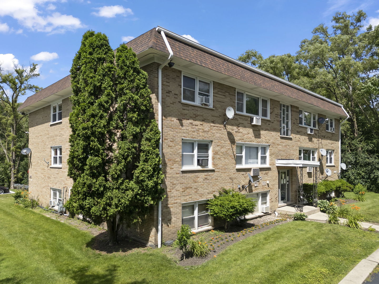 Homes for sale in Addison, IL | 255 E Oak Street, Addison, IL 60101 | Houzeo