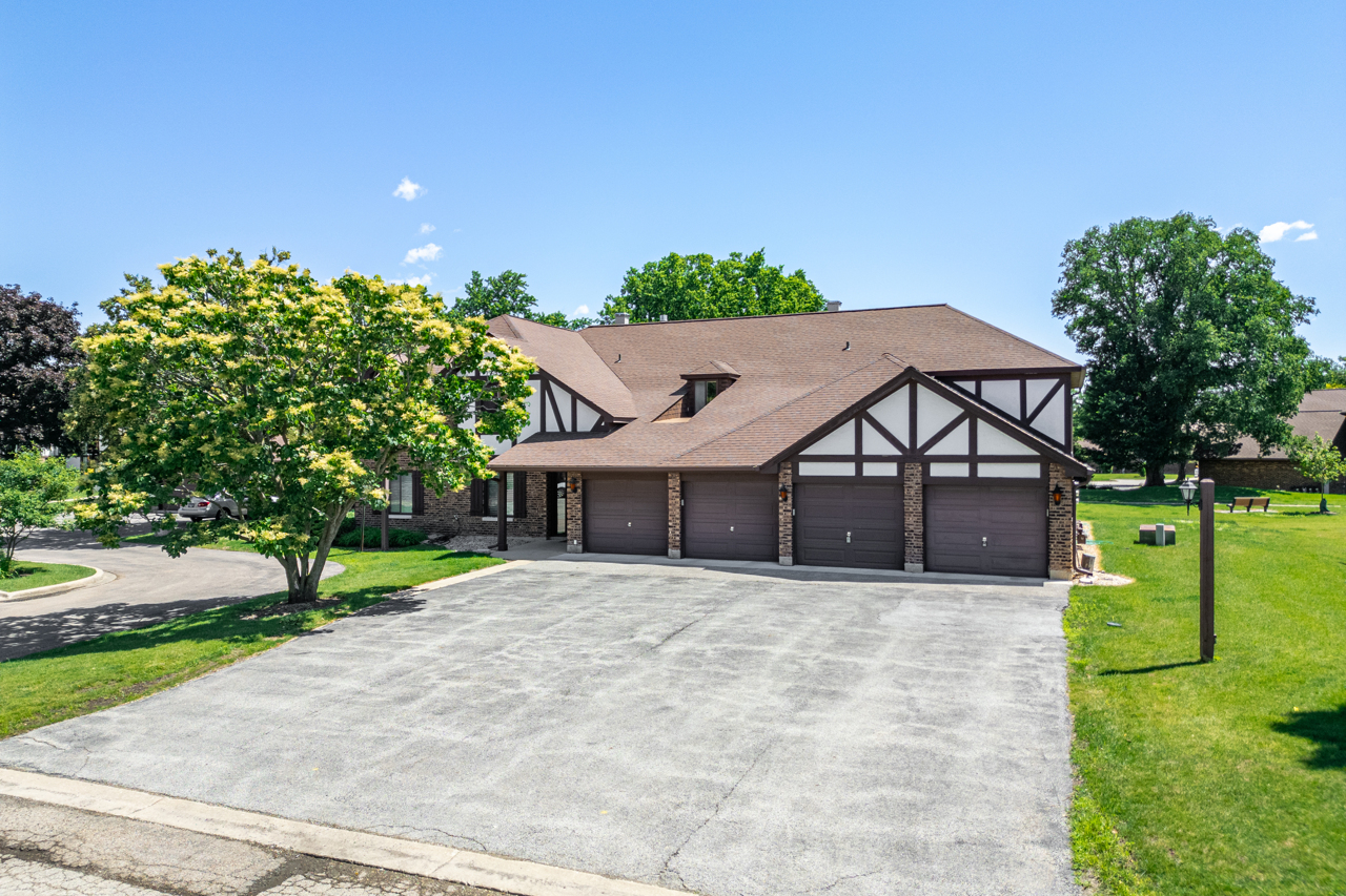 Homes for sale in Wheaton, IL | 1753 Plymouth Ct #B, Wheaton, IL 60189 | MLS# 12680679