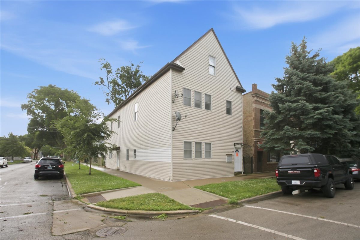 Homes for sale in Chicago, IL | 3859 N Whipple St, Chicago, IL 60618 | MLS# 12680892