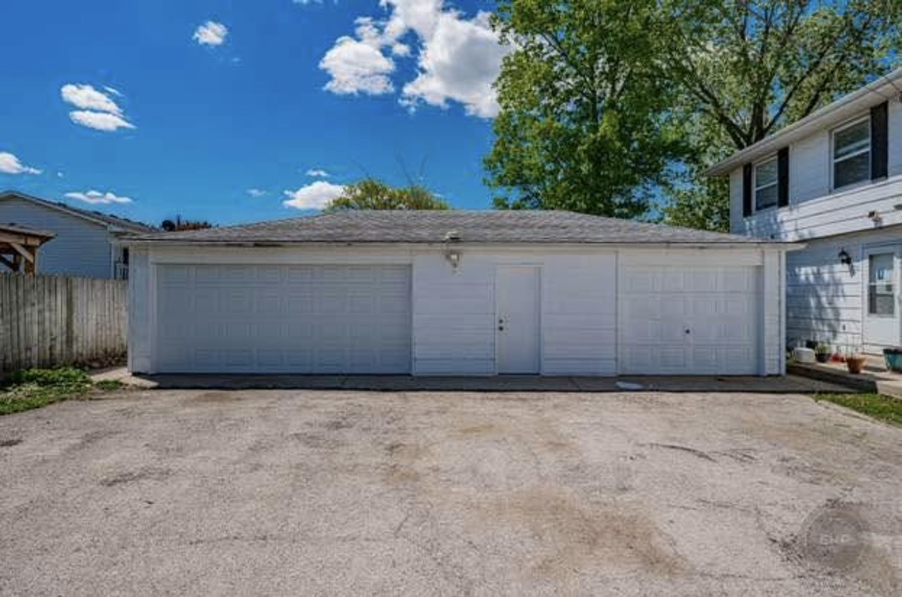 Homes for sale in Aurora, IL | 390 W Indian Trl, Aurora, IL 60506 | MLS# 12681096