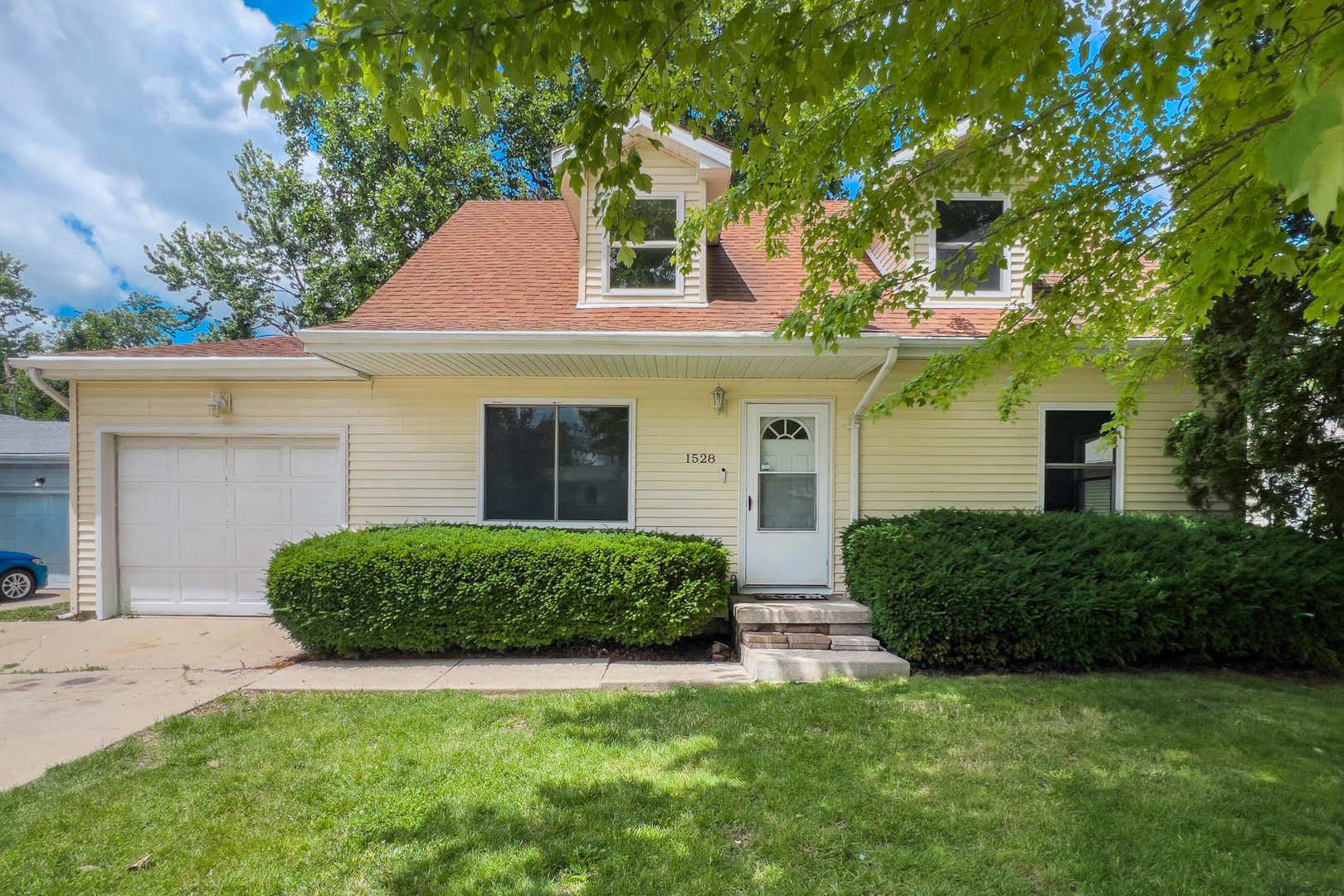 Homes for sale in Bloomington, IL | 1528 N Hershey Rd, Bloomington, IL 61704 | MLS# 12682183