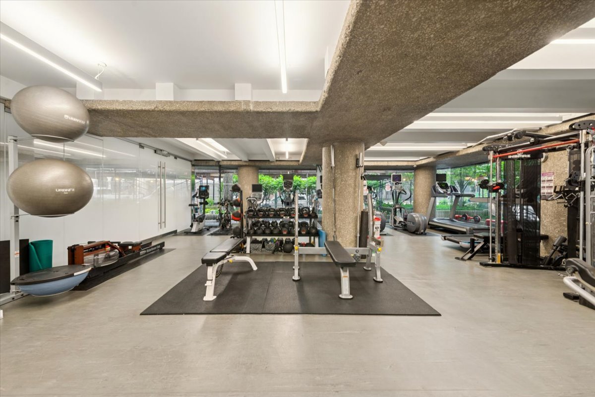 2nd image of 200 E Delaware Pl, Chicago, IL 60601