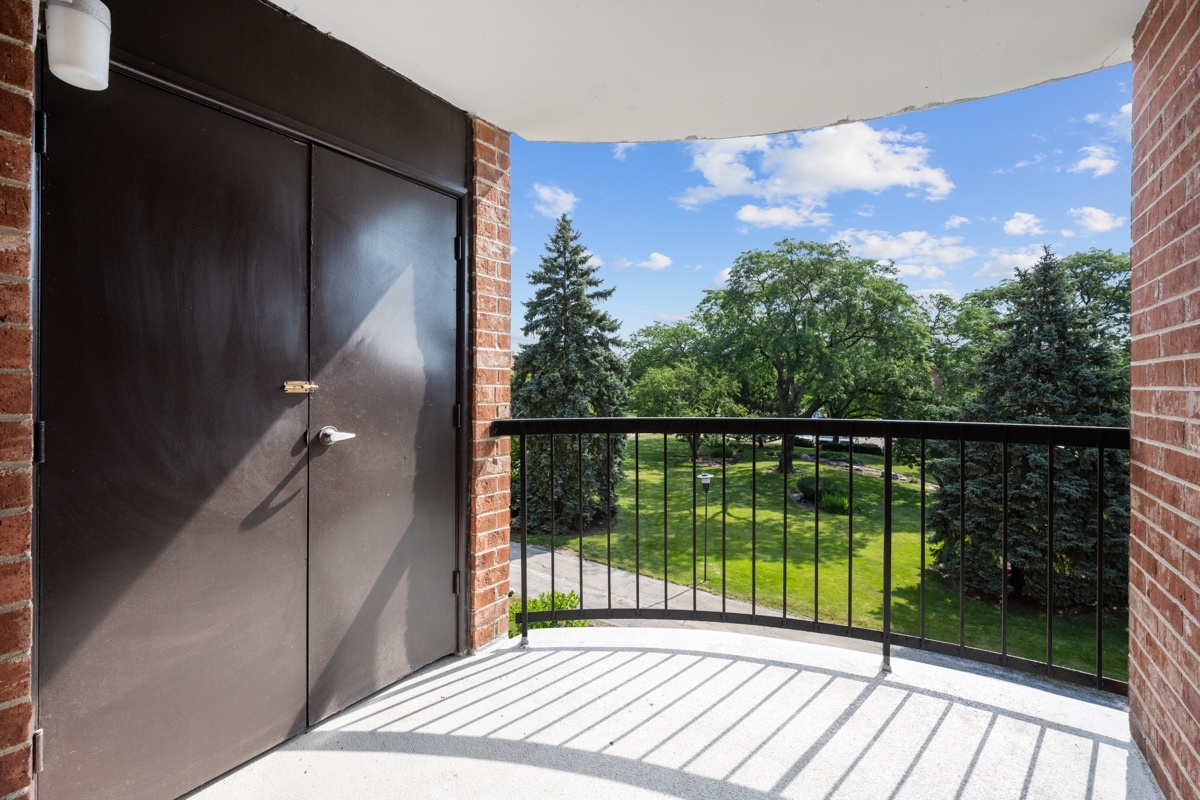 Homes for sale in Arlington Heights, IL | 1515 Central Road, Arlington Heights, IL 60005 | Houzeo