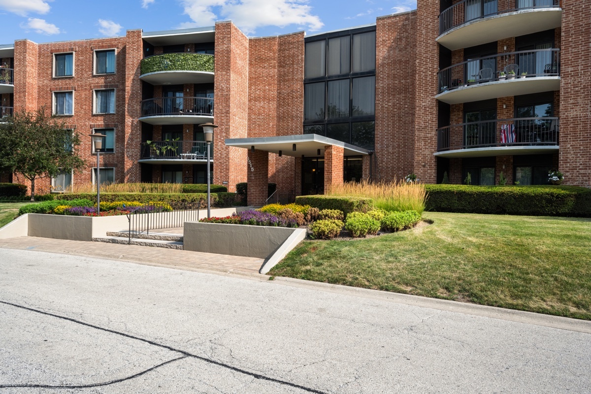 Homes for sale in Arlington Heights, IL | 1515 Central Rd #319C, Arlington Heights, IL 60005 | MLS# 12684815