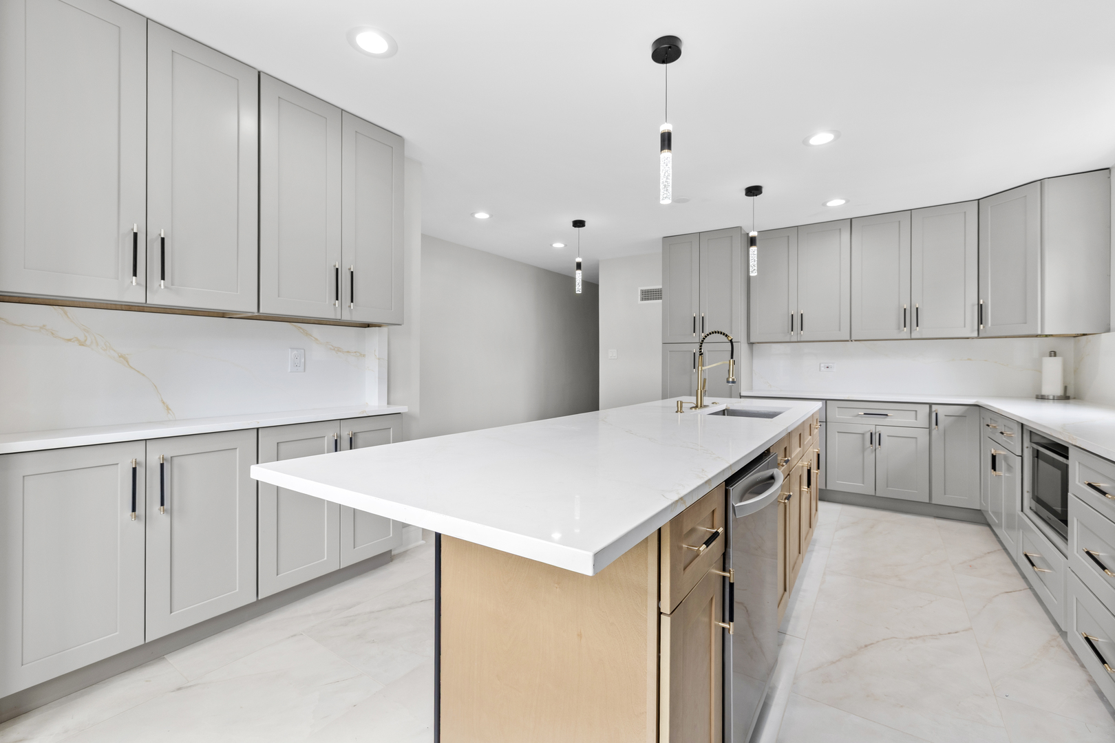 Homes for sale in Chicago, IL | 2830 W Summerdale Avenue, Chicago, IL 60625 | Houzeo