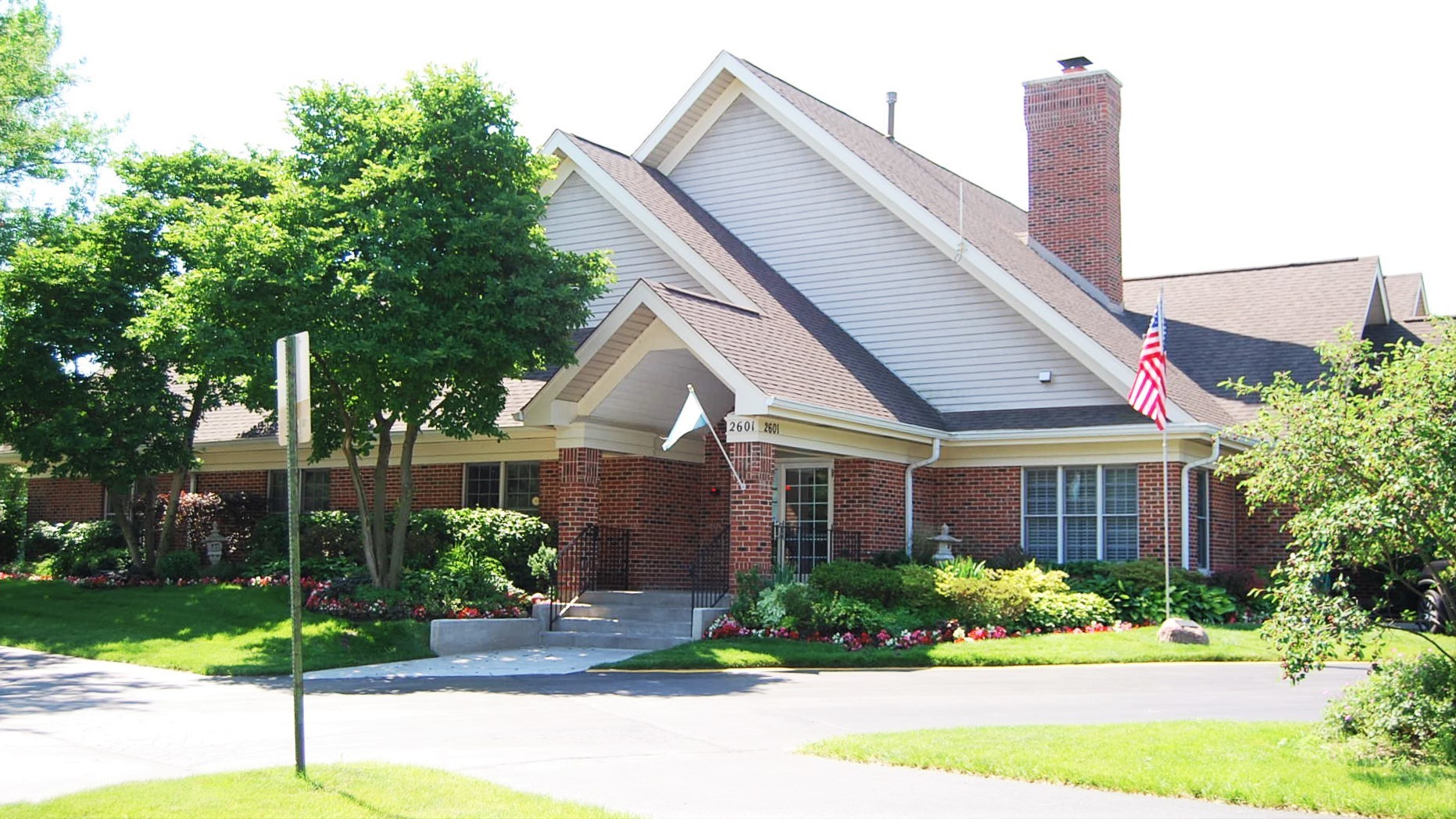 Homes for sale in Arlington Heights, IL | 2020 N Stillwater Road, Arlington Heights, IL 60004 | Houzeo