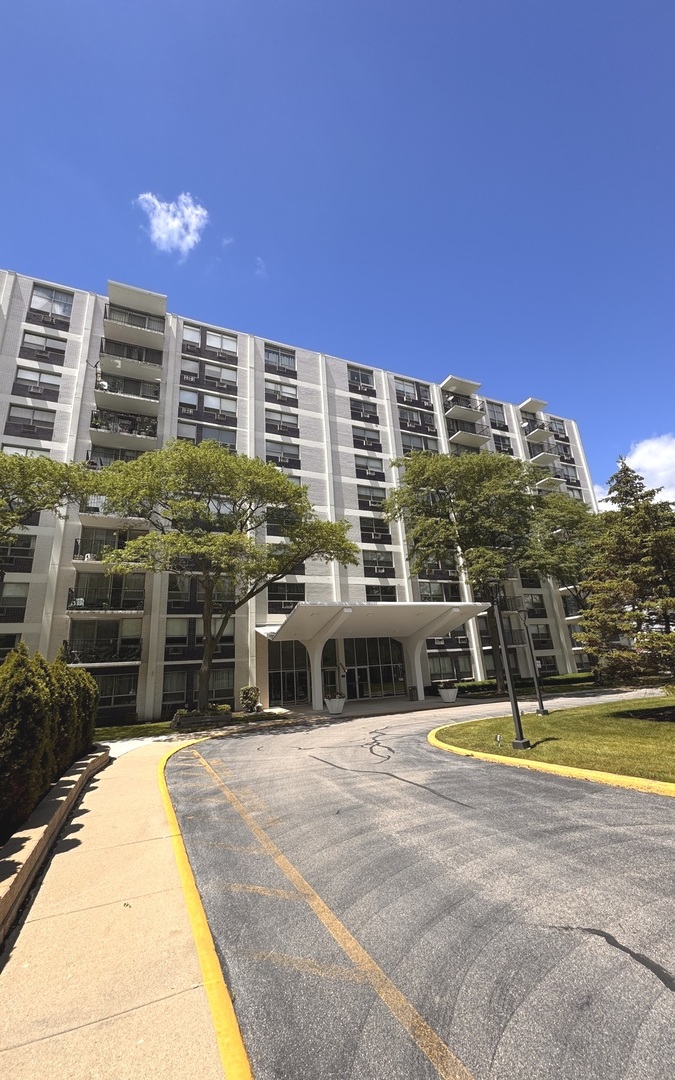 2nd image of 9009 Golf Rd #2G, Des Plaines, IL 60016 | MLS# 12686395