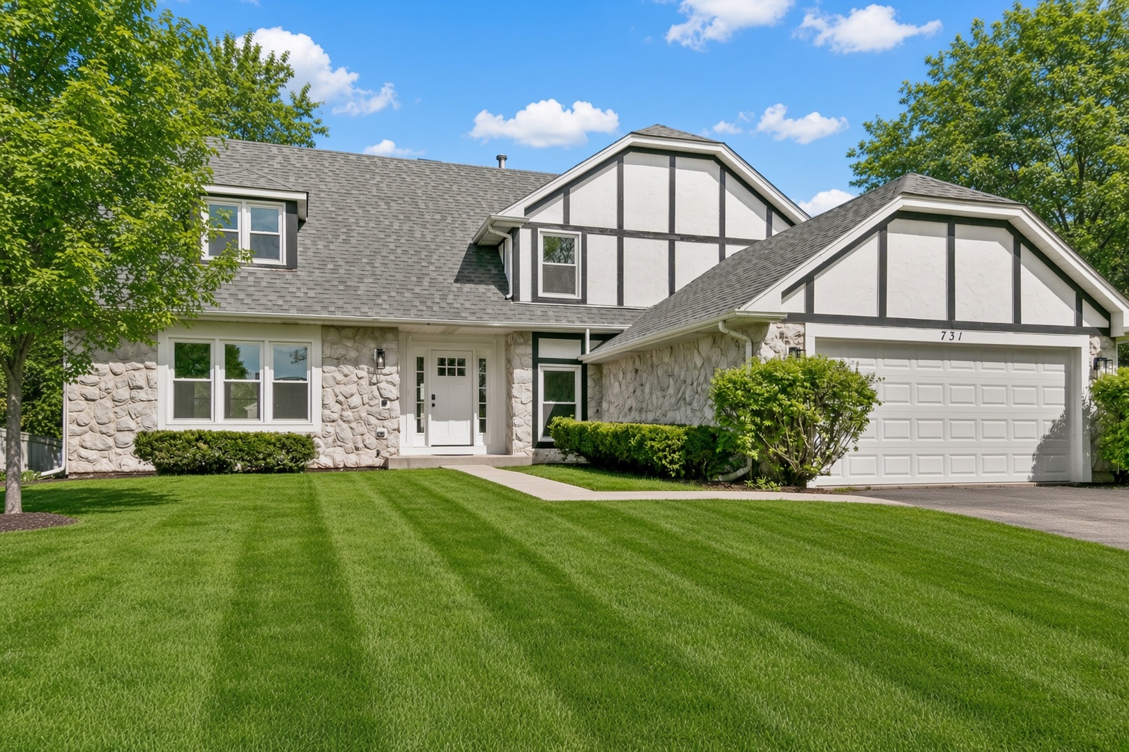 1st image of 731 Roaring Brook Ln, Algonquin, IL 60102 | MLS# 12687622