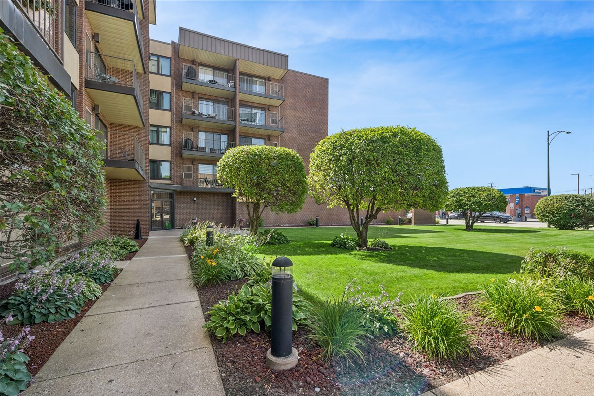 Homes for sale in Chicago, IL | 7707 W Irving Park Road, Chicago, IL 60634 | Houzeo