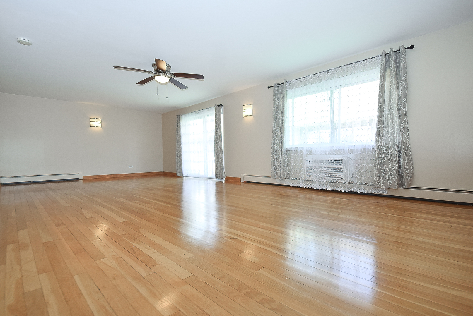 Homes for sale in Des Plaines, IL | 8999 Kennedy Dr, Des Plaines, IL 60016
