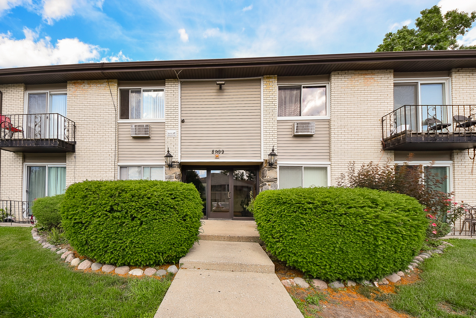 Homes for sale in Des Plaines, IL | 8999 Kennedy Dr, Des Plaines, IL 60016