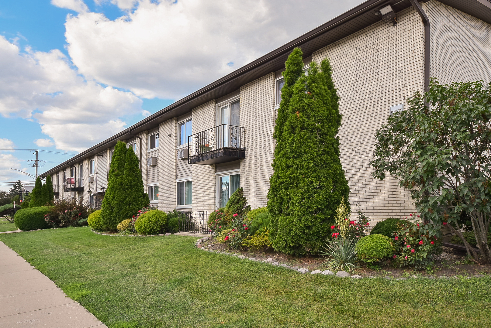 Homes for sale in Des Plaines, IL | 8999 Kennedy Dr, Des Plaines, IL 60016