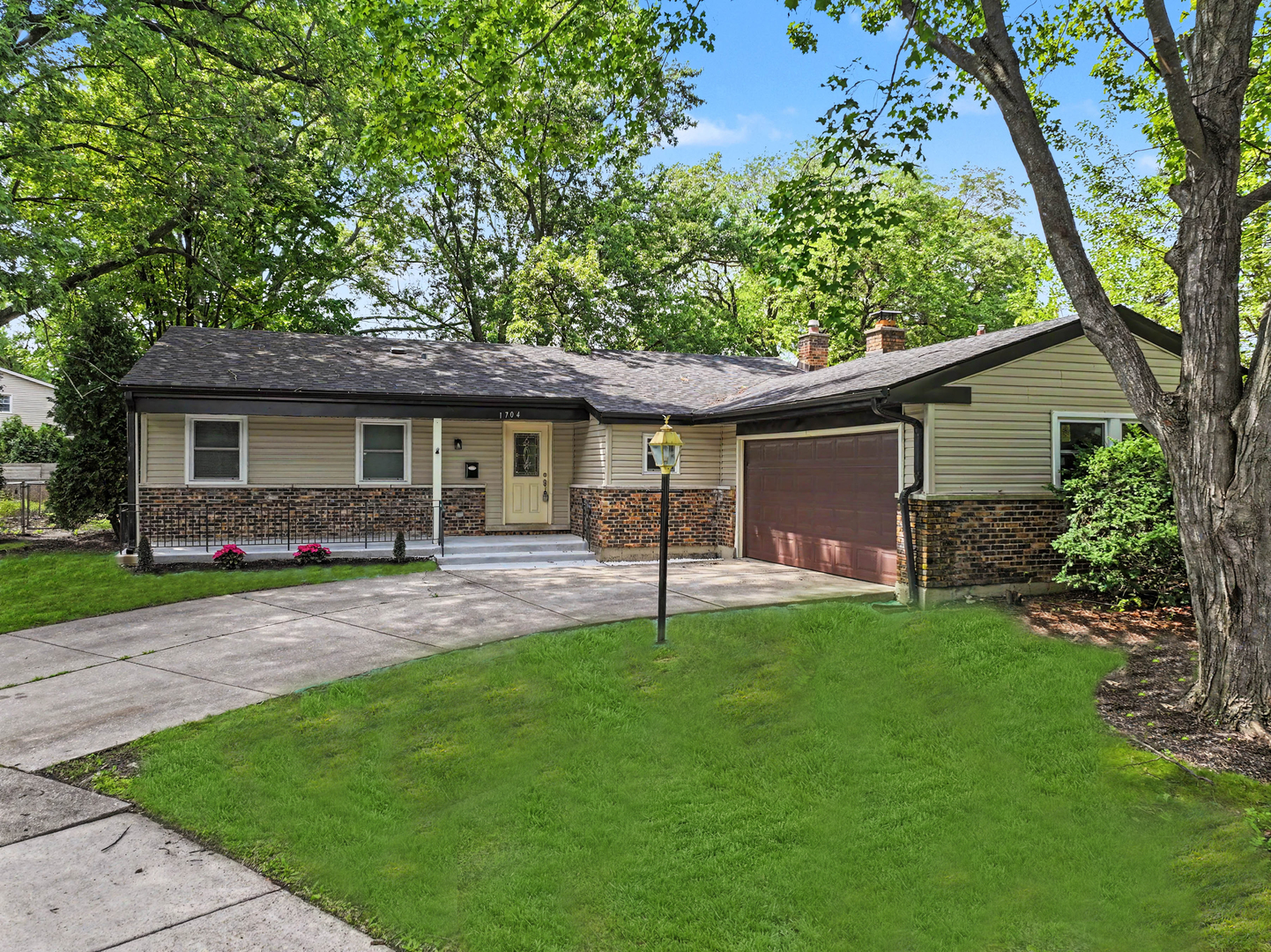 2nd image of 1704 S Highland Ave, Arlington Heights, IL 60005 | MLS# 12689341