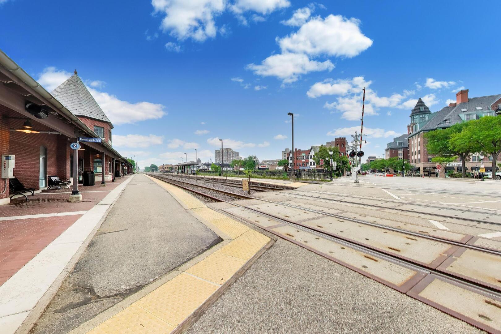 2nd image of 201 N Vail Ave, Arlington Heights, IL 60004