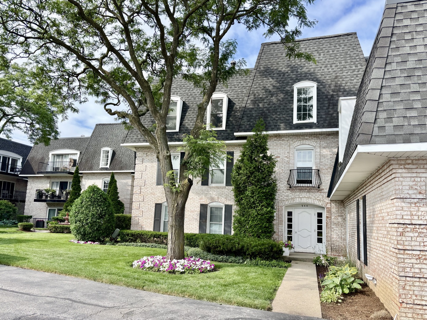 Homes for sale in Park Ridge, IL | 944 N Northwest Hwy #307, Park Ridge, IL 60068 | MLS# 12690544
