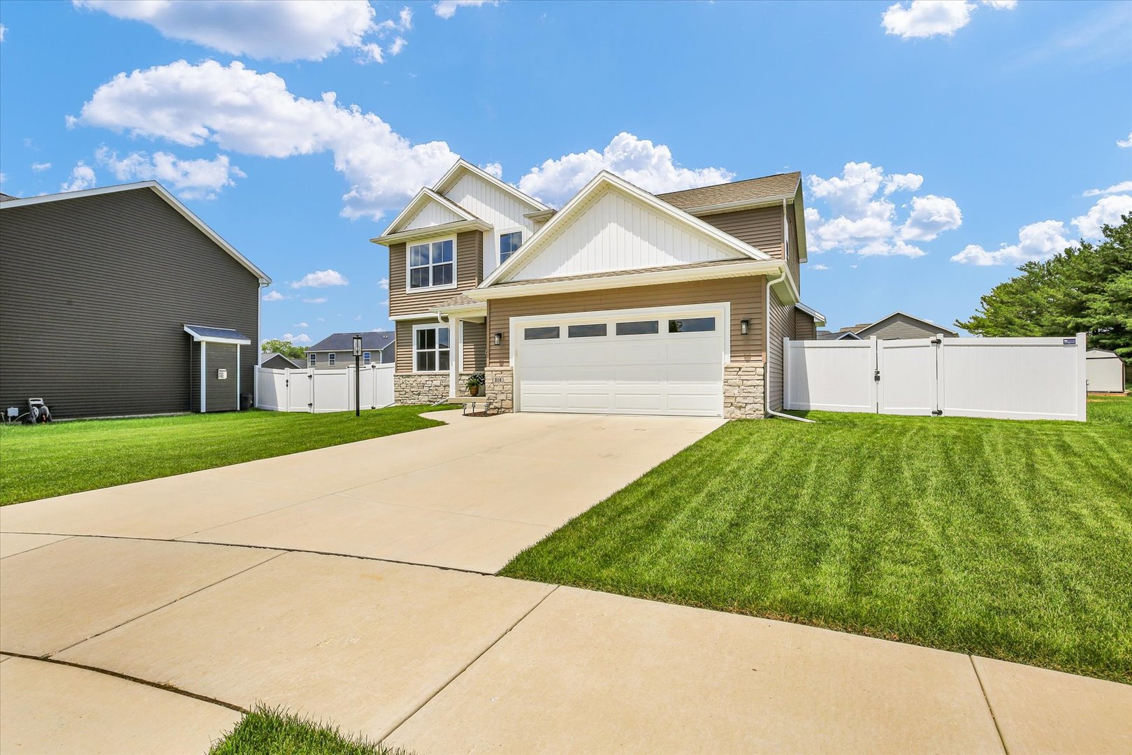 Homes for sale in Mahomet, IL | 216 Red Bud Dr, Mahomet, IL 61853 | MLS# 12692063
