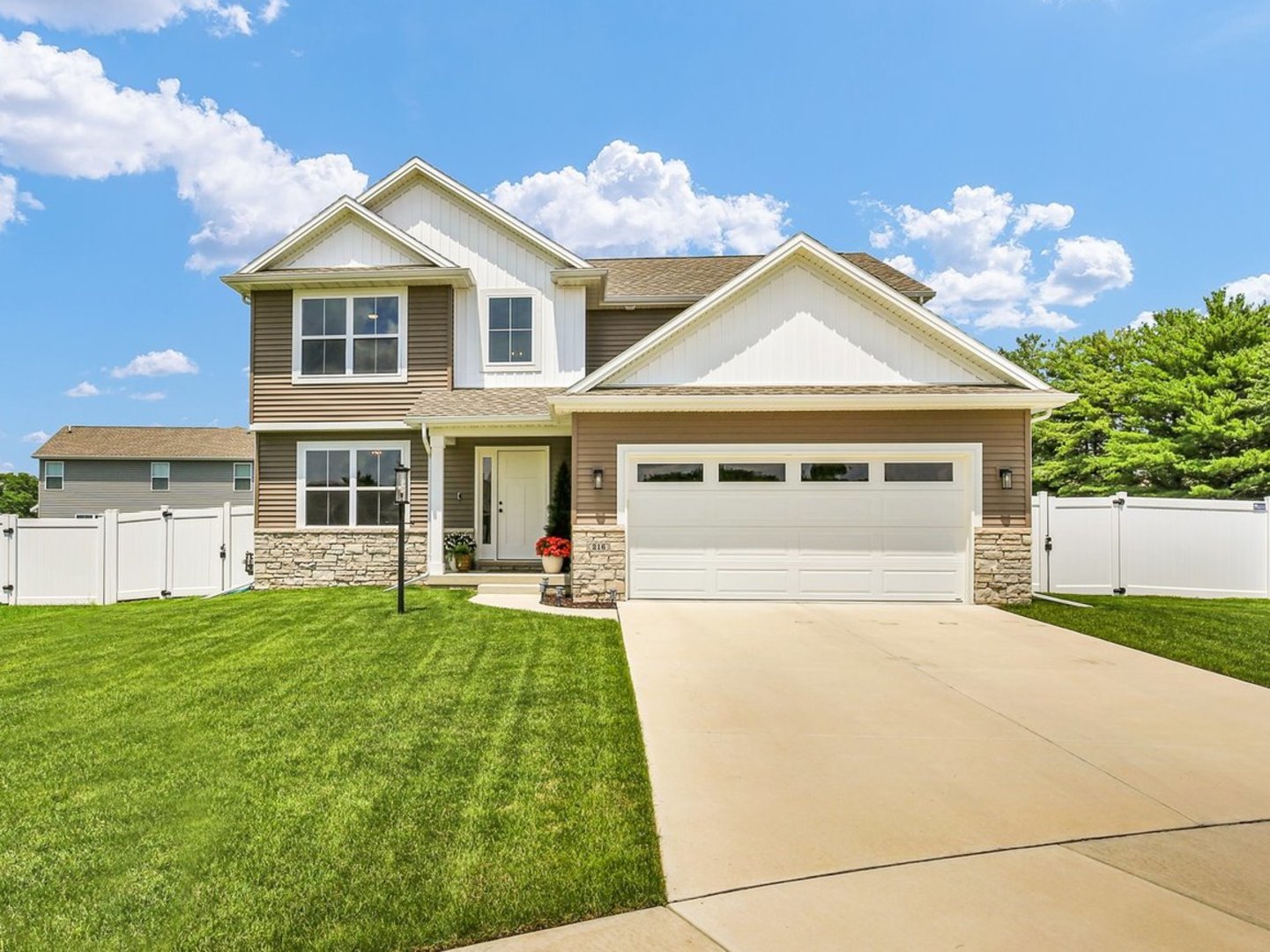 Homes for sale in Mahomet, IL | 216 Red Bud Dr, Mahomet, IL 61853 | MLS# 12692063