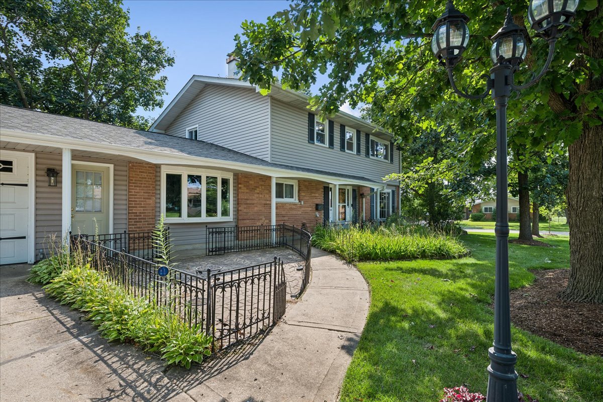 2nd image of 705 Northview Ln, Hoffman Estates, IL 60169 | MLS# 12692568